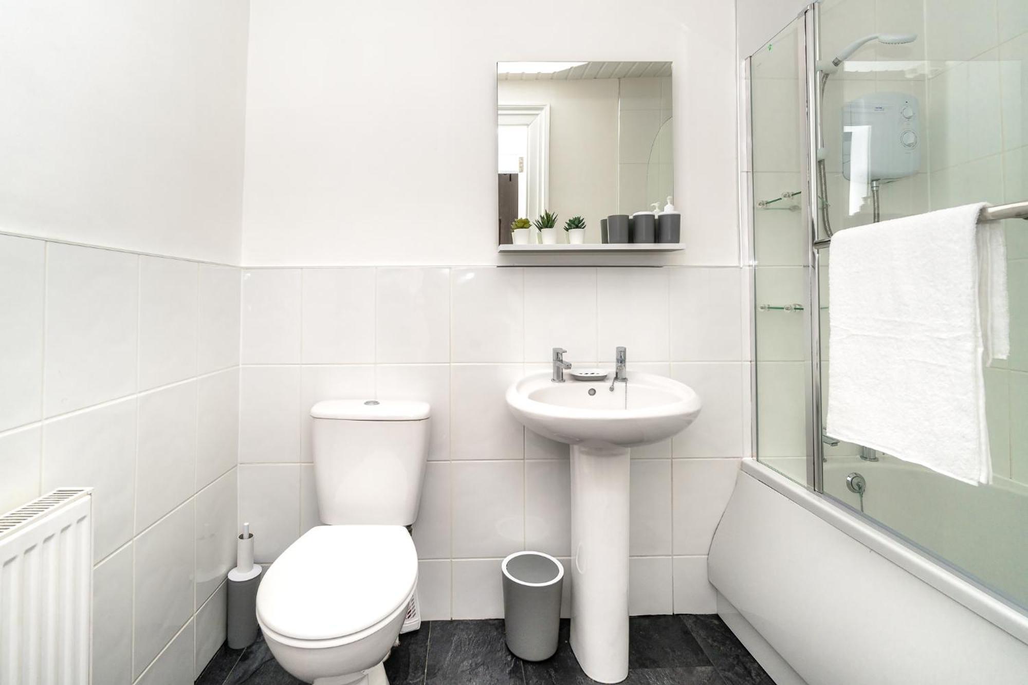 Cosy Retreat - Charming 2-Bed Apartment Greenock Dış mekan fotoğraf