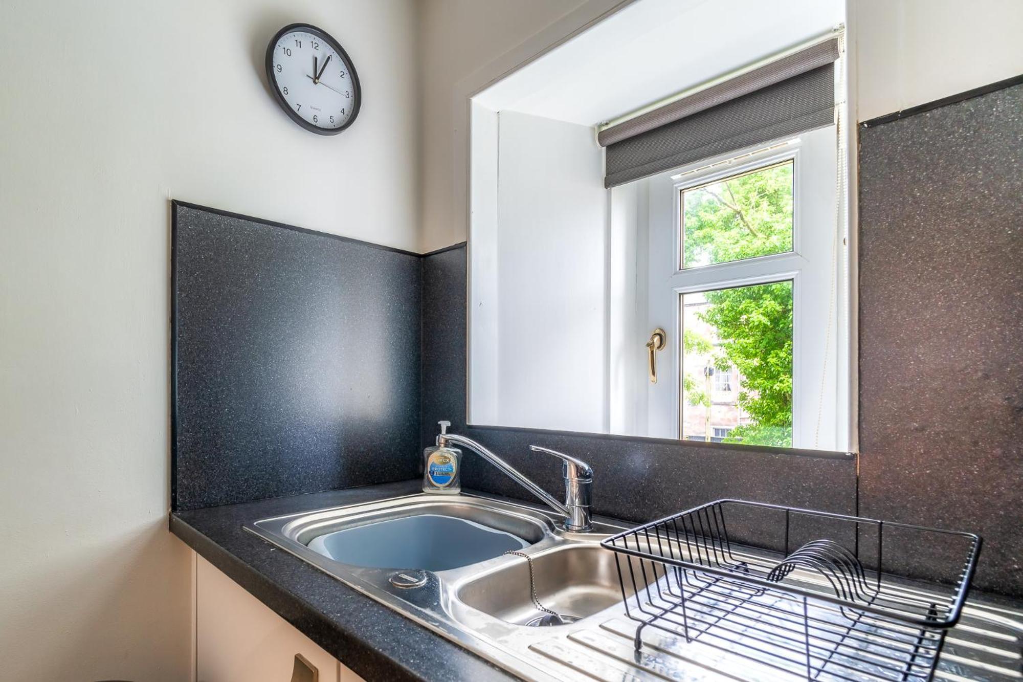 Cosy Retreat - Charming 2-Bed Apartment Greenock Dış mekan fotoğraf